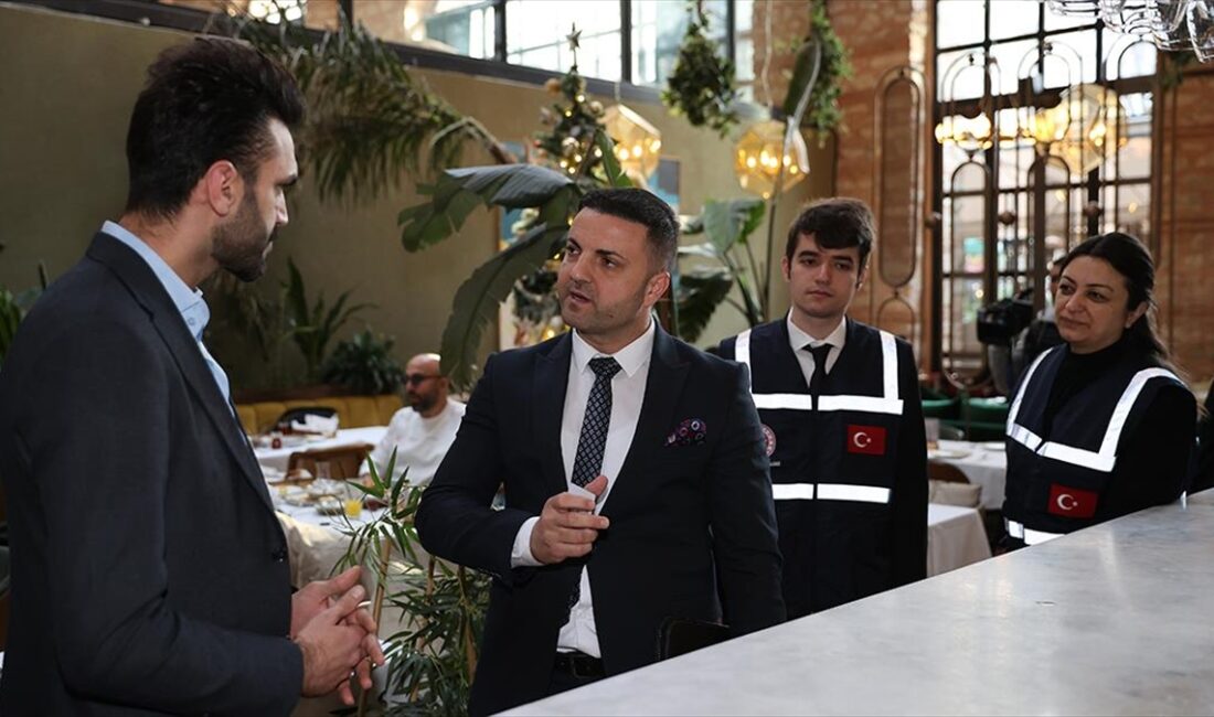 İstanbul'da fiyat etiketi denetimi yapıldı Ticaret Bakan Yardımcısı Mahmut Gürcan, beraberindeki ekiplerle Zeytinburnu'nda fiyat etiketi