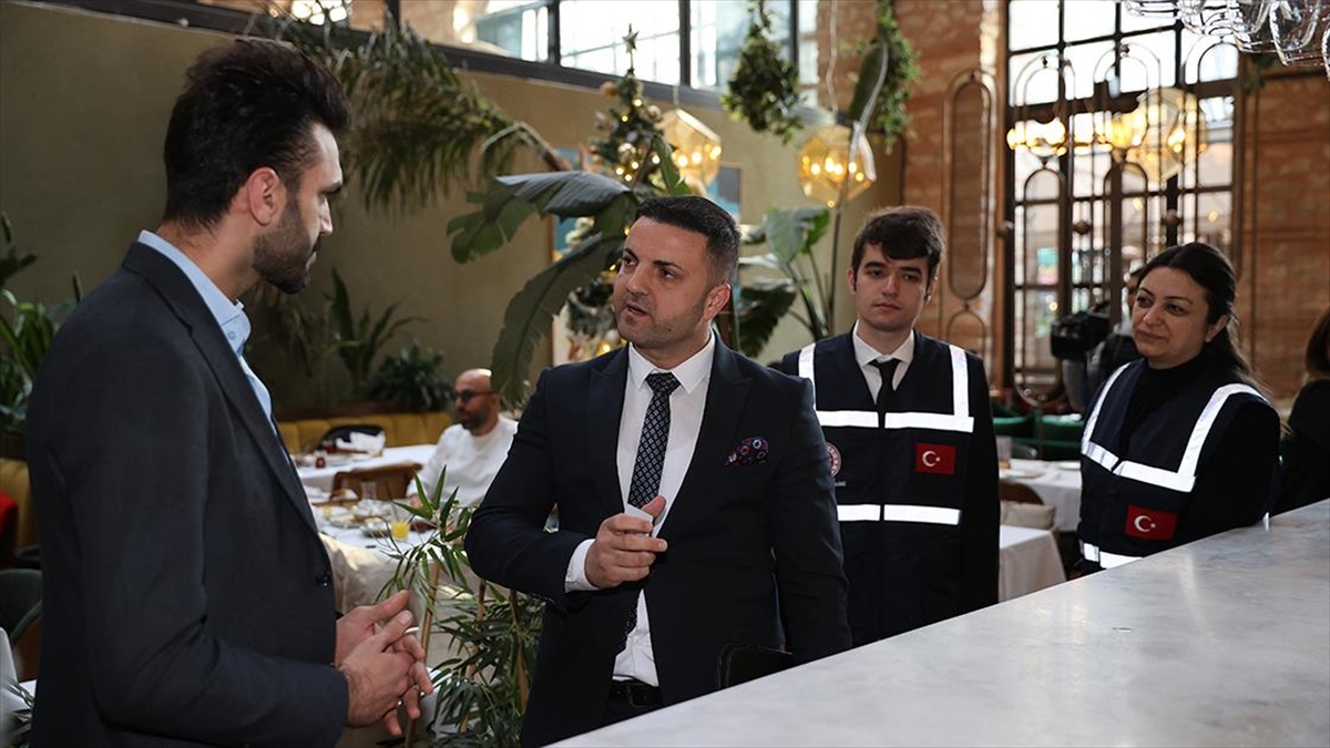 Ticaret Bakan Yardımcısı Mahmut Gürcan, beraberindeki ekiplerle Zeytinburnu'nda fiyat etiketi