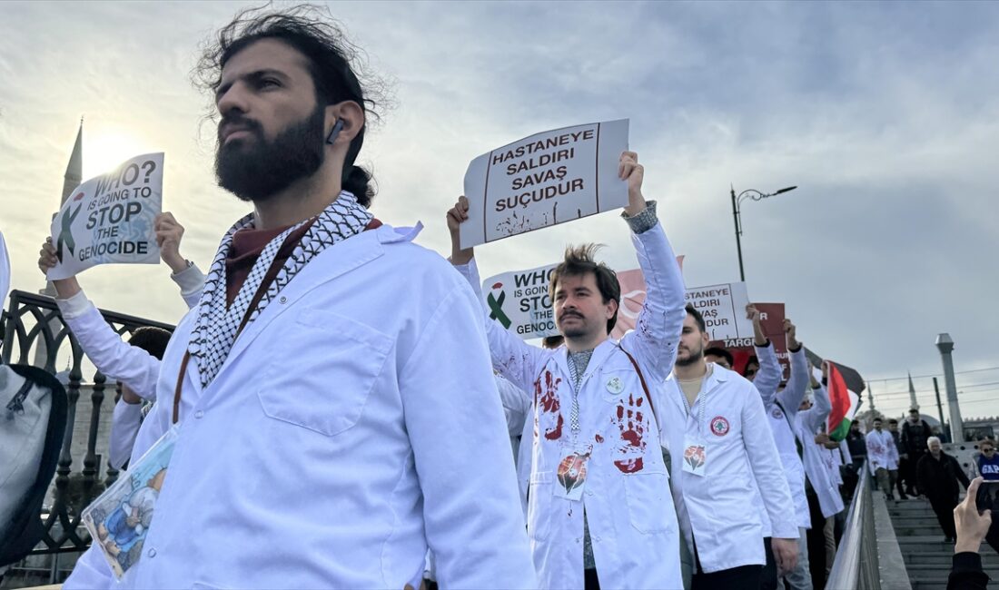 İSTANBUL (AA) – Beyoğlu’ndaki Karaköy İskelesi önünde bir araya gelen