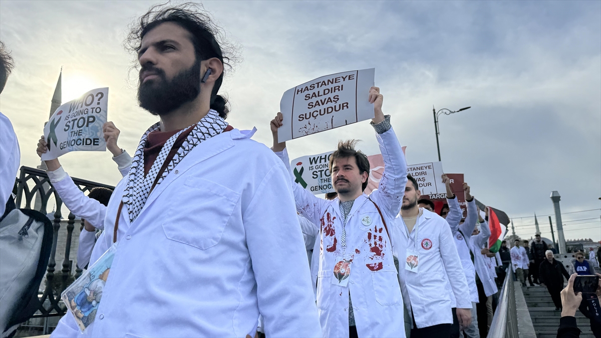 İSTANBUL (AA) – Beyoğlu’ndaki Karaköy İskelesi önünde bir araya gelen