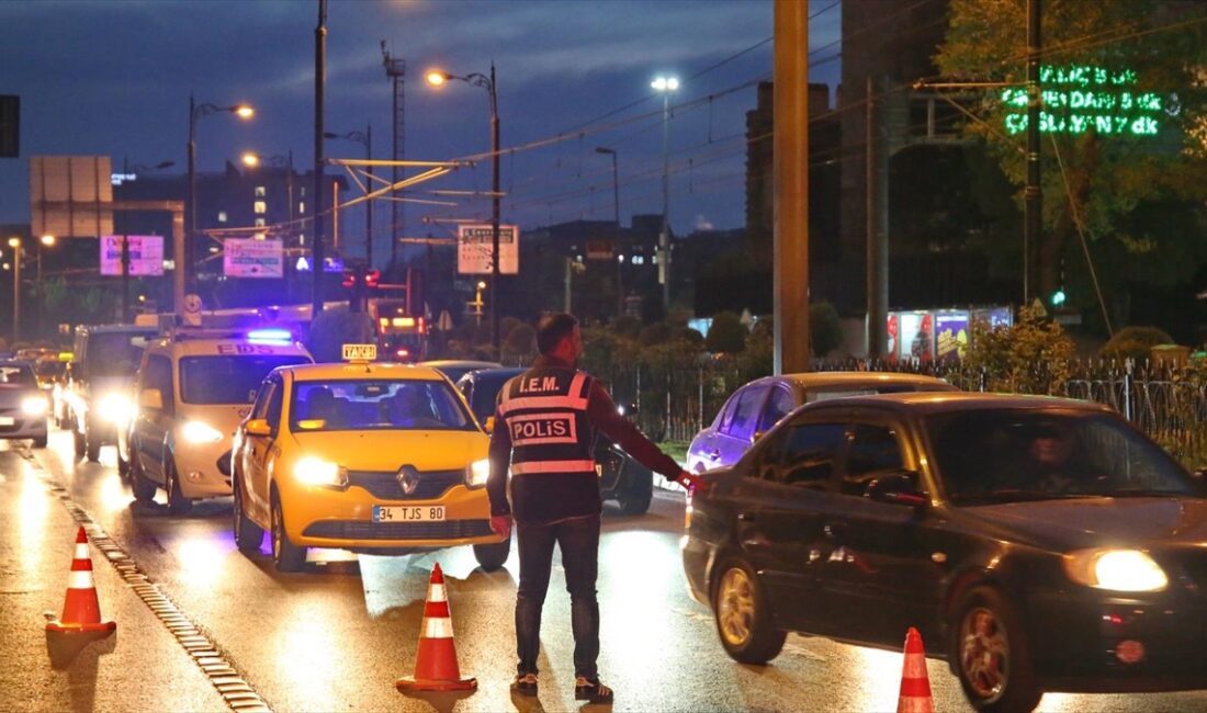 İstanbul'da gerçekleştirilen asayiş uygulamasında, farklı suçlardan aranan 631 şüpheli yakalandı.