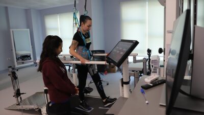 İsviçre'de yaşayan, omuriliği etkileyen rahatsızlığı nedeniyle yürüyemeyen 25 yaşındaki Emina