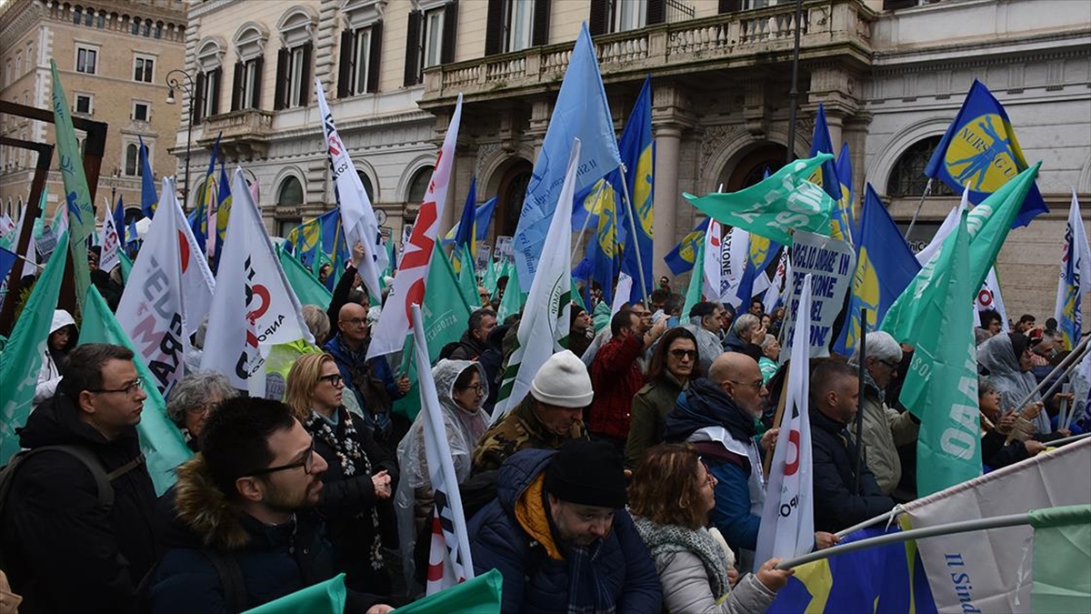 İtalya'da doktor ve hemşireler, sağ koalisyon hükümetinin 2024 bütçesinde sağlık