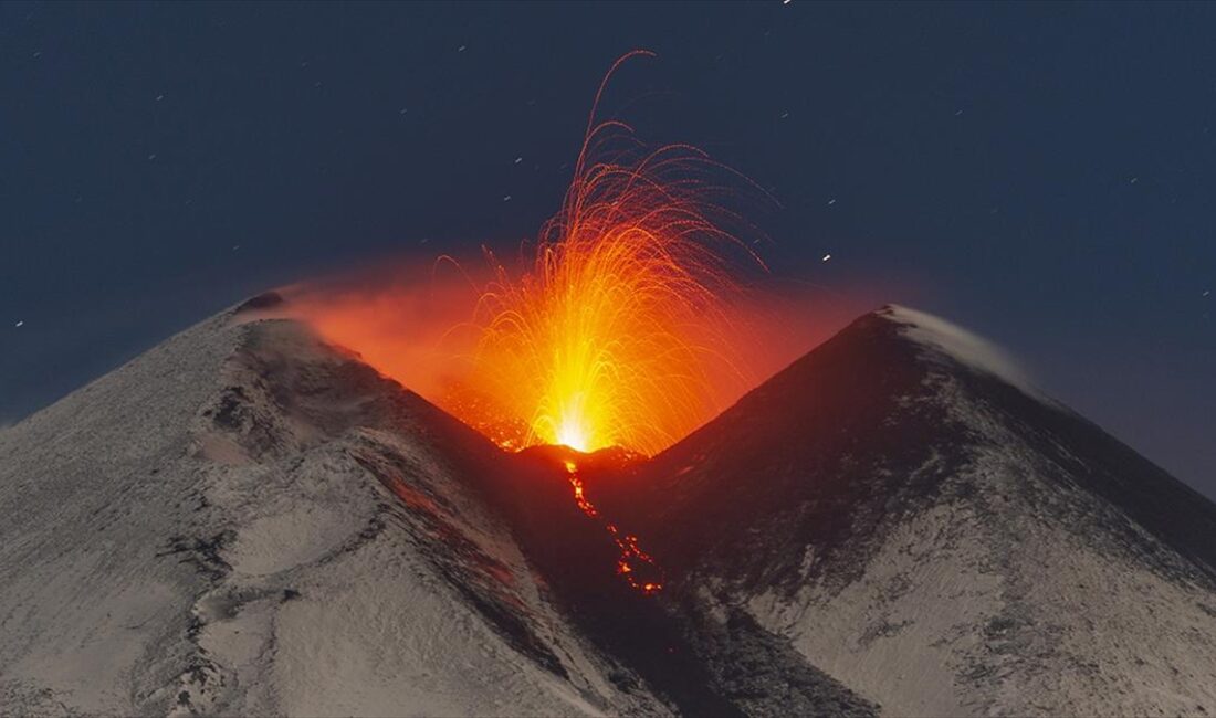 İtalya'nın güneyindeki aktif yanardağlardan Etna güçlü şekilde kül ve lav