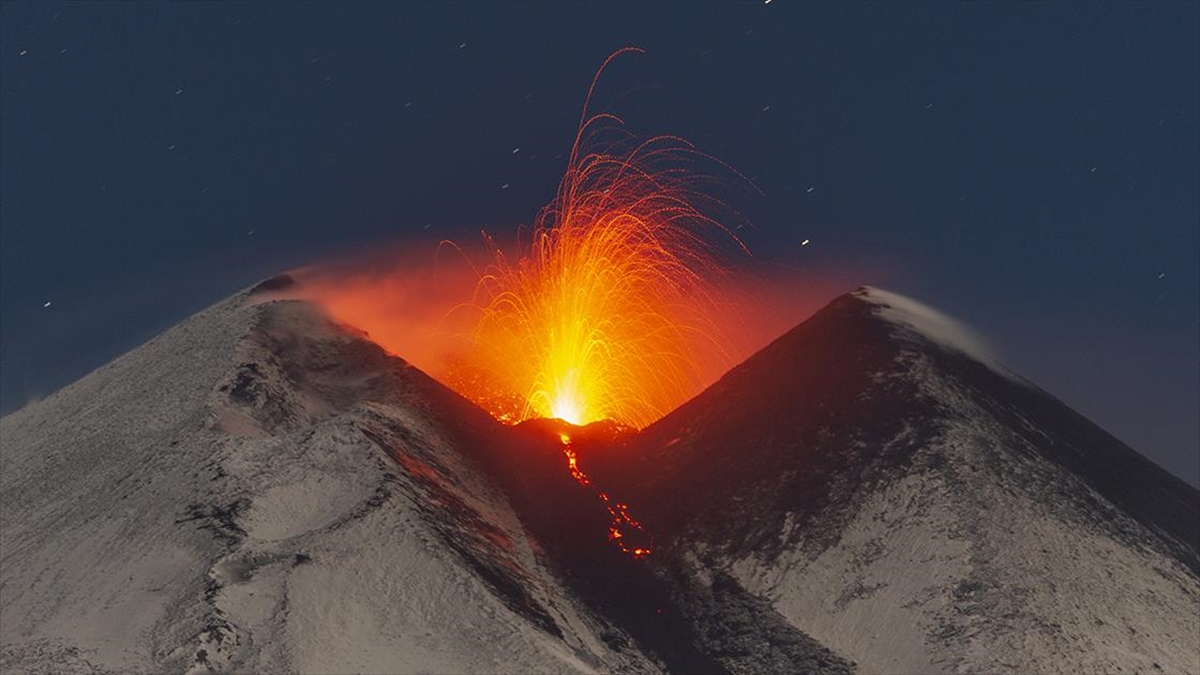 İtalya'nın güneyindeki aktif yanardağlardan Etna güçlü şekilde kül ve lav