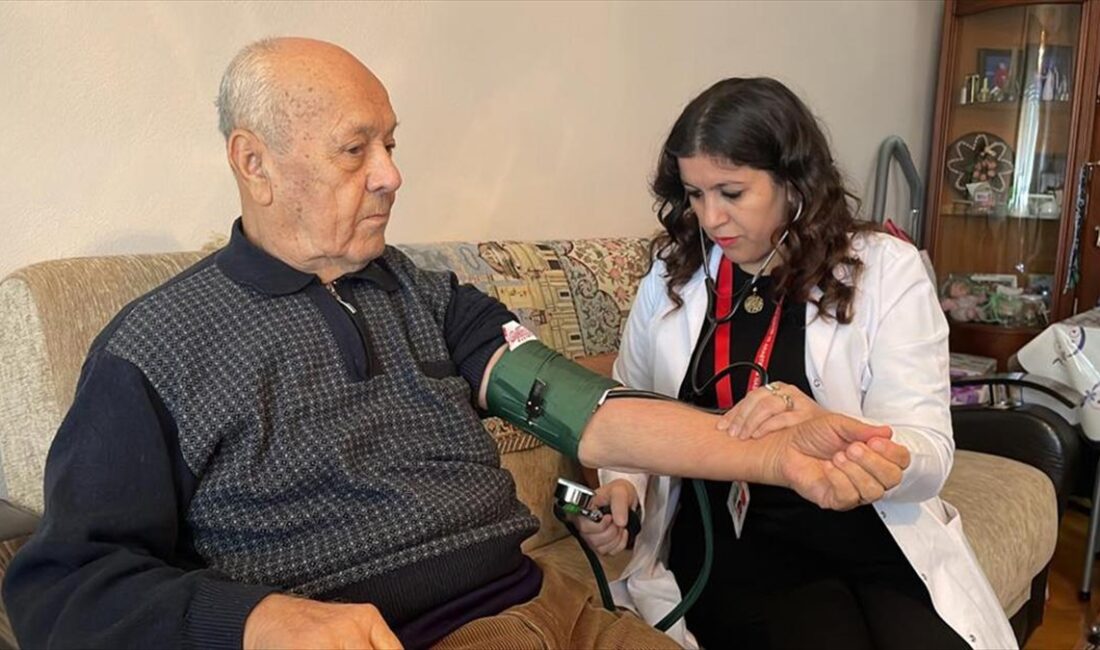 İzmir'de Sağlık Bakanlığınca kurulan Sağlıklı Yaş Alma Merkezlerine (YAŞAM) bağlı