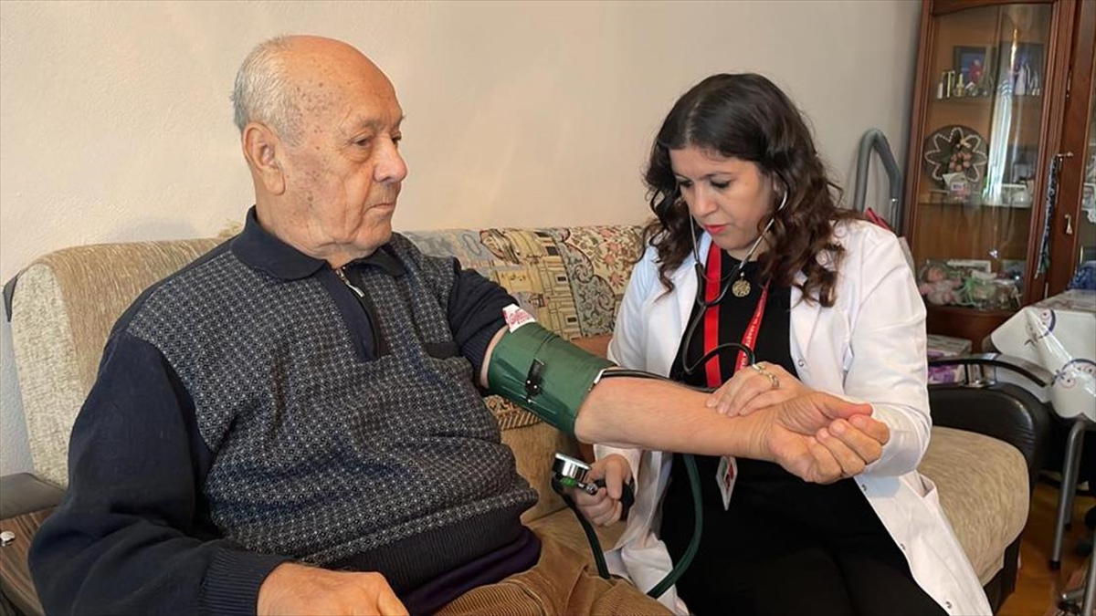 İzmir'de Sağlık Bakanlığınca kurulan Sağlıklı Yaş Alma Merkezlerine (YAŞAM) bağlı
