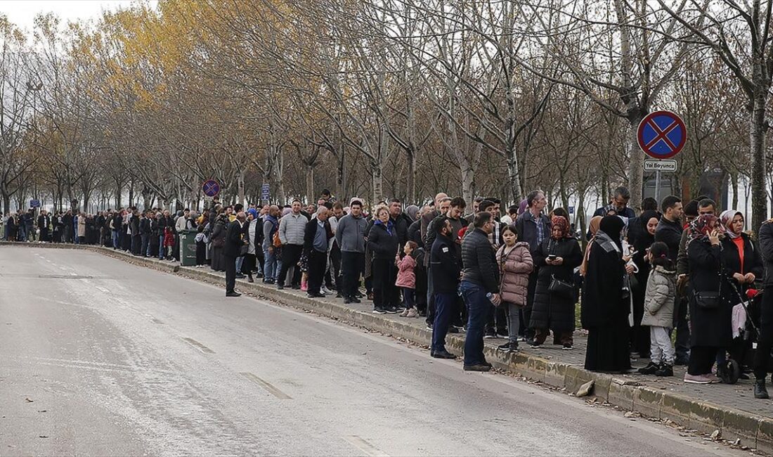 KOCAELİ (AA) – Vatandaşlar gemiyi gezmek i&ccedil;in 07.30’da İzmit sahilindeki