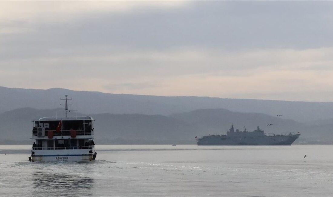 İzmit Körfezi'ne demirleyen Türkiye'nin en büyük askeri gemisi TCG Anadolu,