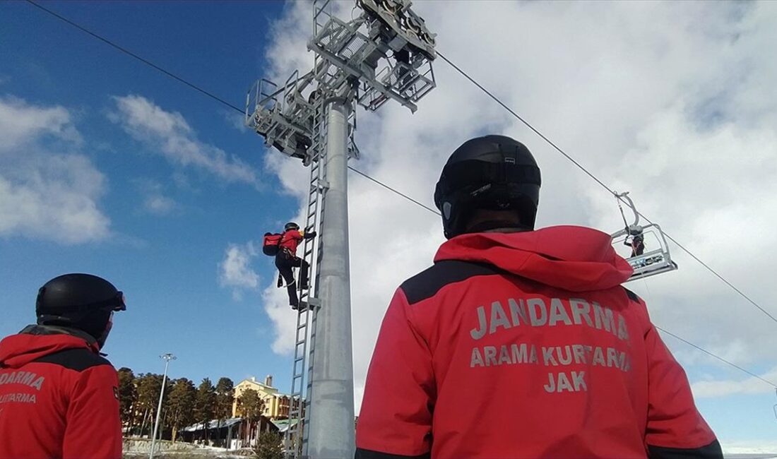 Sarıçam ormanlarıyla kaplı Kars'ın Sarıkamış ilçesindeki Cıbıltepe Kayak Merkezi'nde görev