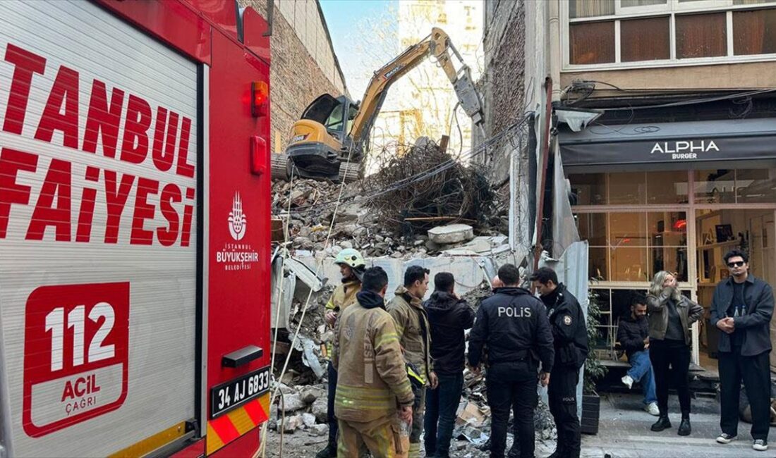 Kadıköy'de bir binanın yıkımı sırasında meydana gelen çökme sonucu enkaz