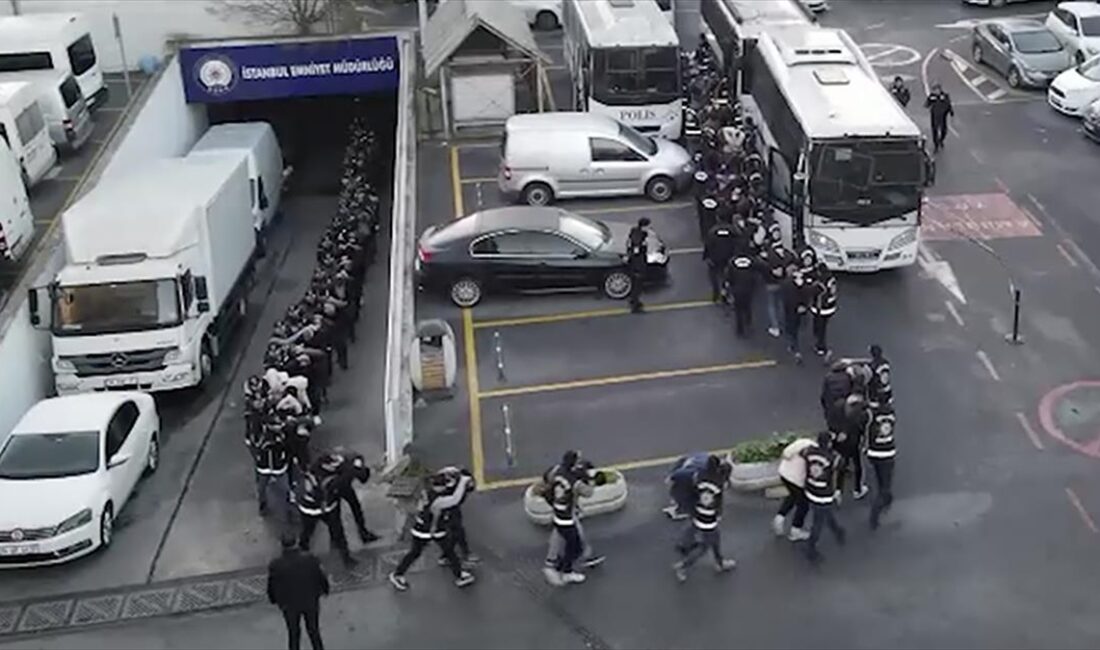 Kafes-23 operasyonlarında yakalanan 96 zanlı adliyeye sevk edildi İSTANBUL (AA) – İçişleri Bakanı Ali Yerlikaya’nın 22 Aralık Cuma
