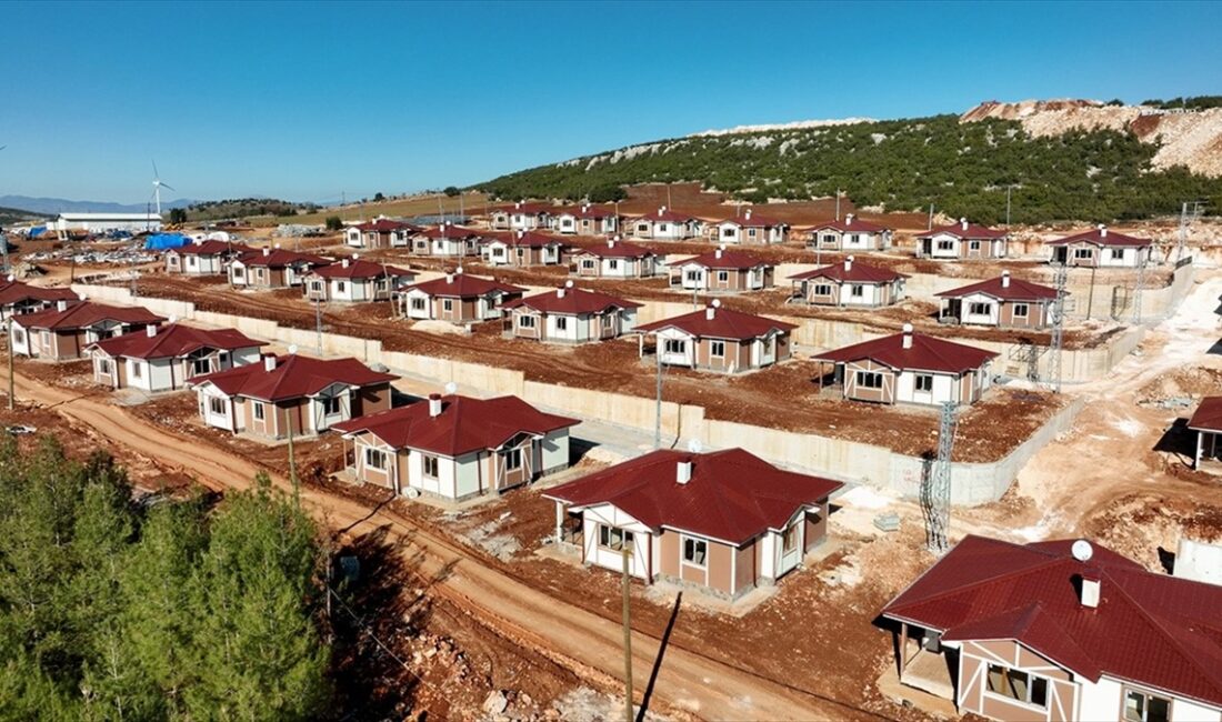 Kalıcı deprem konutlarının yapımı sürüyor Kahramanmaraş merkezli depremlerin ardından kalıcı konut çalışmaları kapsamında, Gaziantep'in Atalar