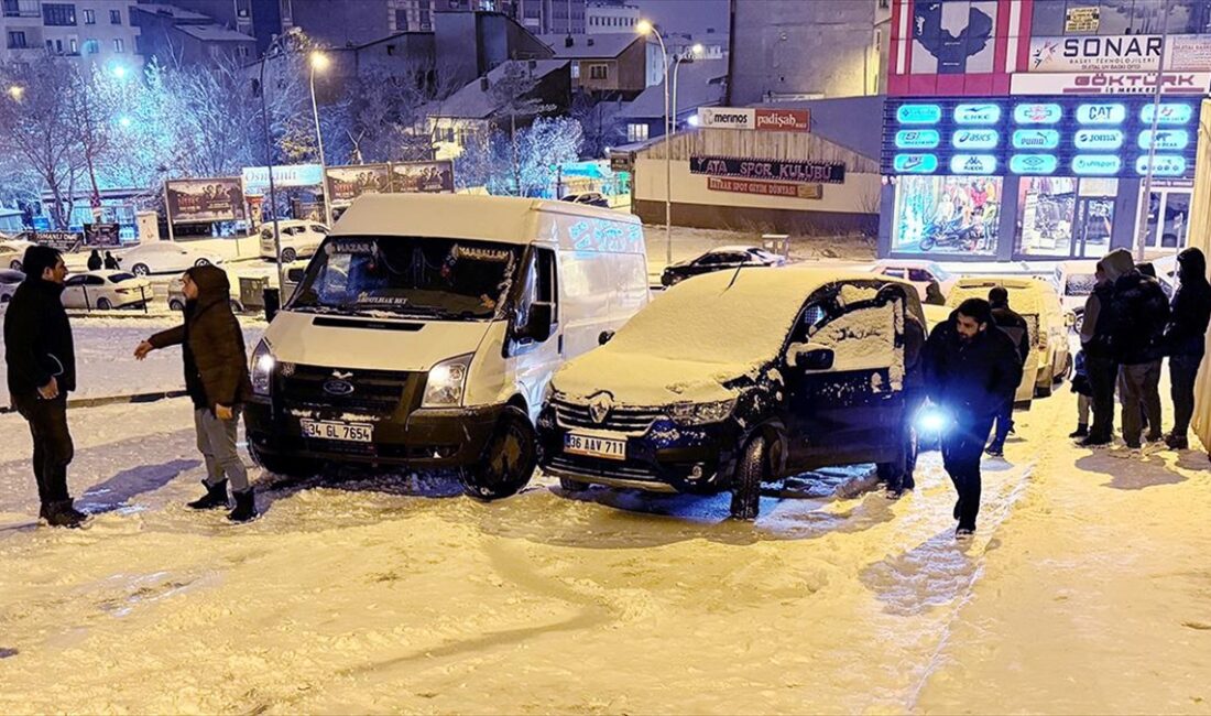 Kar yağışının etkili olduğu Erzurum'da 8 aracın karıştığı zincirleme kaza Erzurum'da, öğleden sonra etkili olan kar yağışı trafiği olumsuz etkilerken