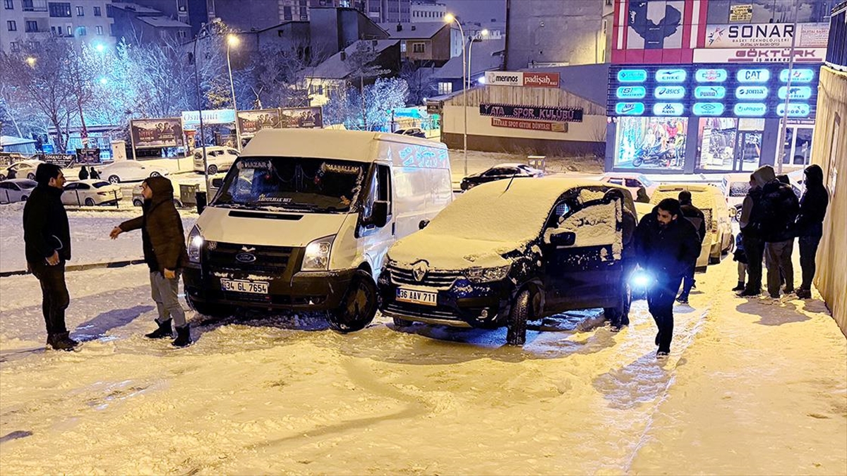 Erzurum'da, öğleden sonra etkili olan kar yağışı trafiği olumsuz etkilerken