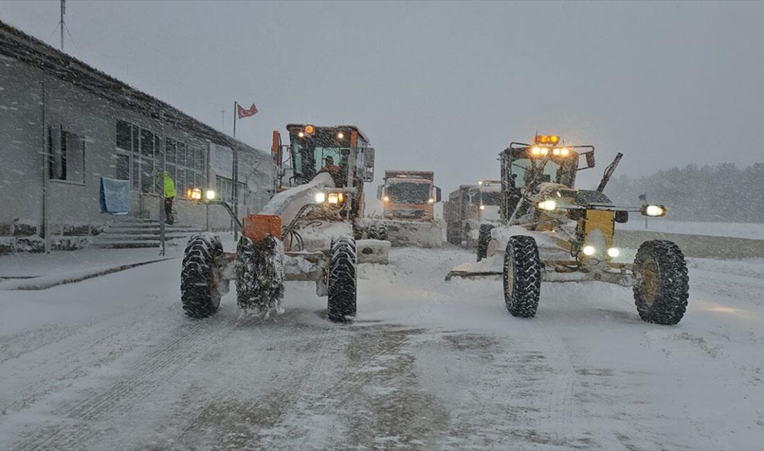 Yüksek rakımlı geçitlerin bulunduğu Erzincan-Sivas güzergahında çalışma yapan Karayolları ekipleri