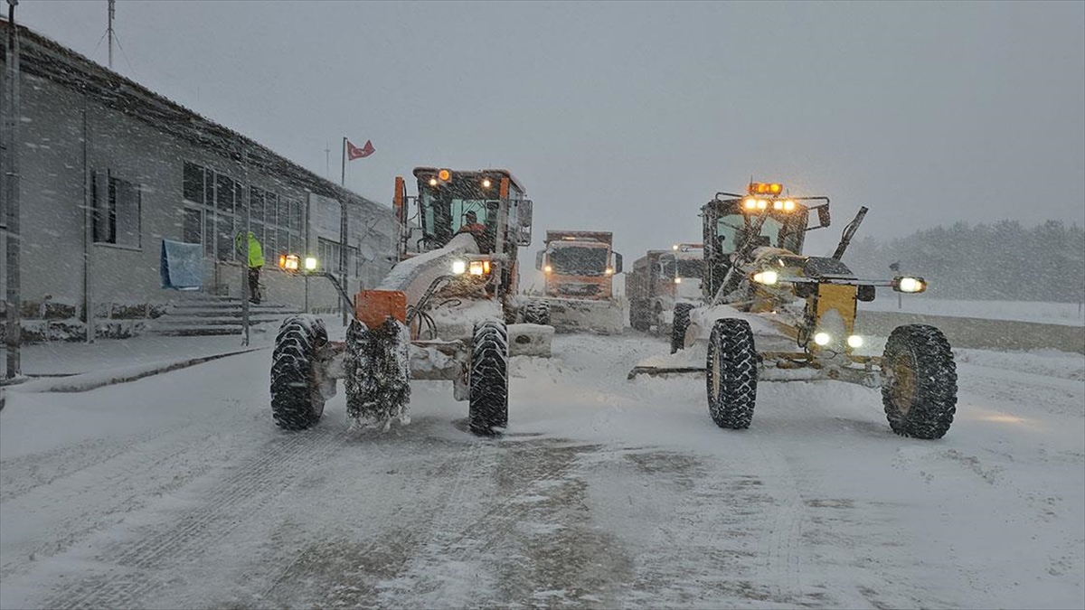 Yüksek rakımlı geçitlerin bulunduğu Erzincan-Sivas güzergahında çalışma yapan Karayolları ekipleri