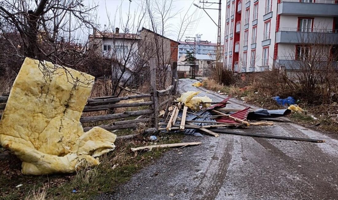 Kars, Erzurum ve Ardahan'da etkili olan kuvvetli fırtına bazı binaların çatılarını uçurdu Kars, Erzurum ve Ardahan'da kuvvetli fırtına etkili oldu.