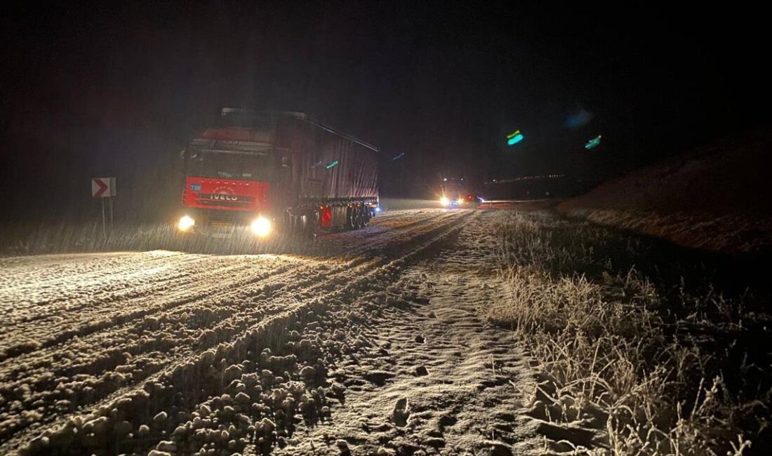 Kars ile Ağrı'da tırlar, kar ve tipi nedeniyle yolda kaldı KARS (AA) – Kars-Çıldır kara yolunda etkili olan yoğun kar