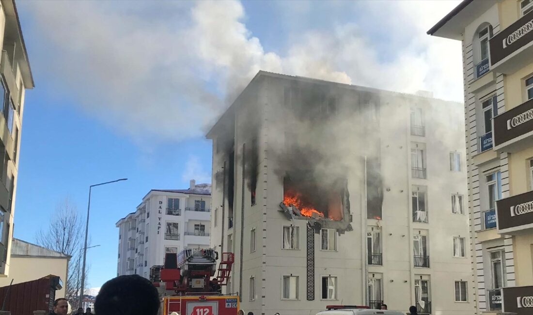 Kars'ta bir binada meydana gelen patlama sonrası çıkan yangına müdahale