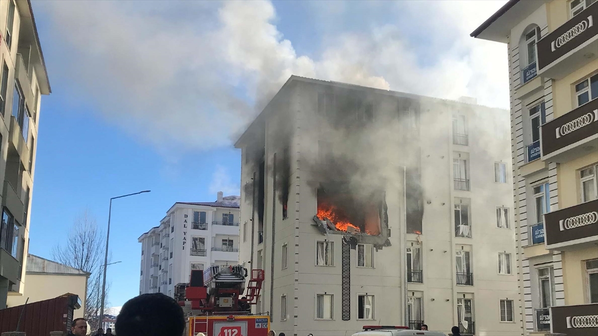Kars'ta bir binada meydana gelen patlama sonrası çıkan yangına müdahale