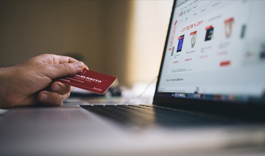 Bankalararası Kart Merkezi (BKM) verilerine göre, kredi kartları, banka kartları