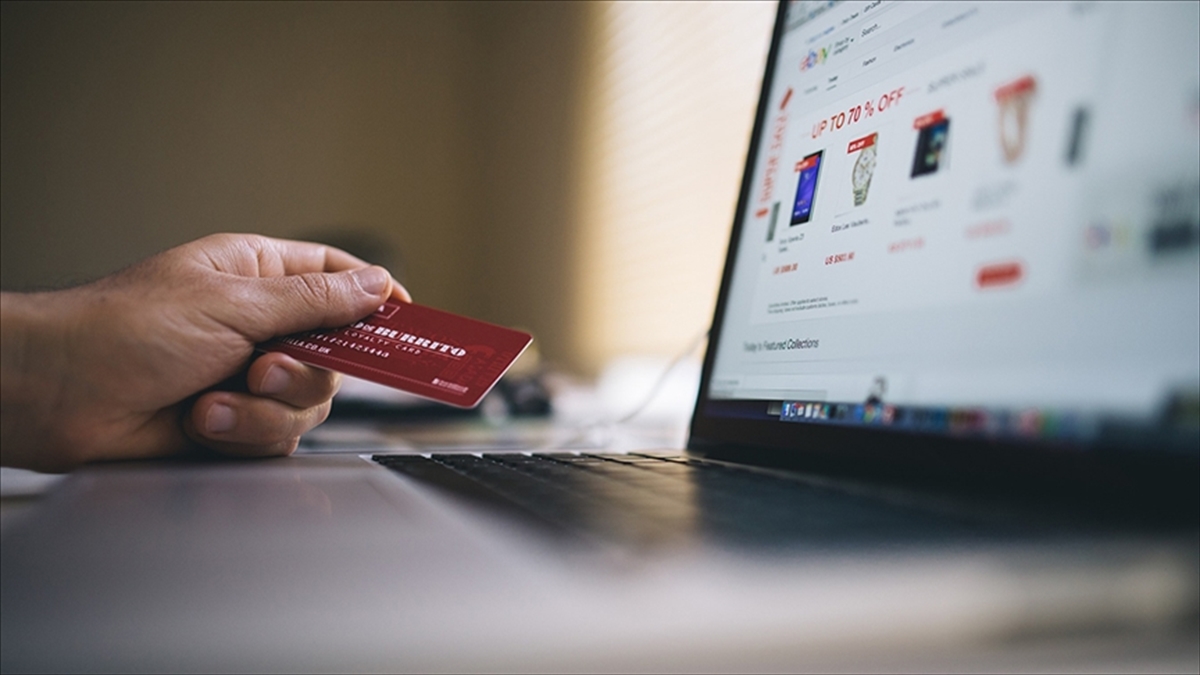 Bankalararası Kart Merkezi (BKM) verilerine göre, kredi kartları, banka kartları