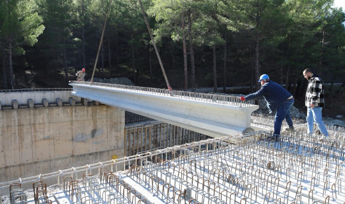 ANTALYA (AA) – Antalya'nın Kaş ilçesinde yaylaları sahile bağlayacak Lengüme