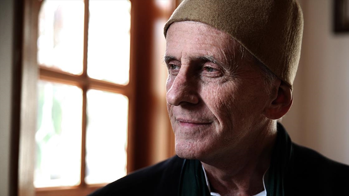 Müslüman olduktan sonra Konya'ya yerleşip İslam ve Mevlevilik dersleri alan
