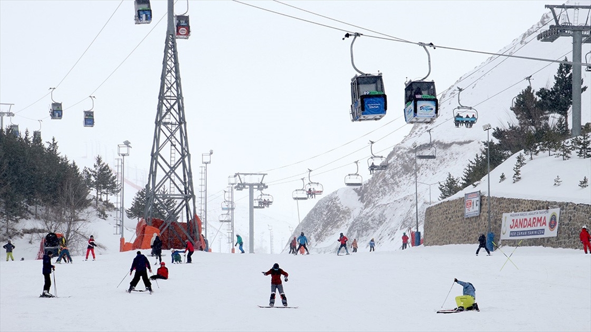 Kayak merkezleri arasında en fazla kar kalınlığı 110 santimetreyle Palandöken'de