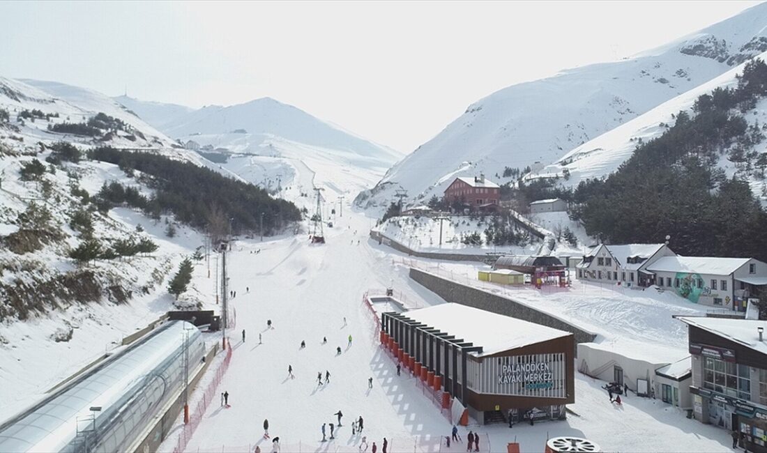 Kayak merkezleri arasında en fazla kar kalınlığı 143 santimetreyle Palandöken'de