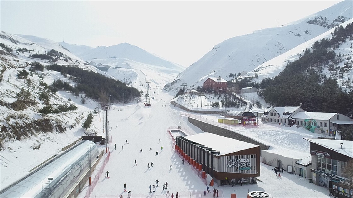 Kayak merkezleri arasında en fazla kar kalınlığı 143 santimetreyle Palandöken'de