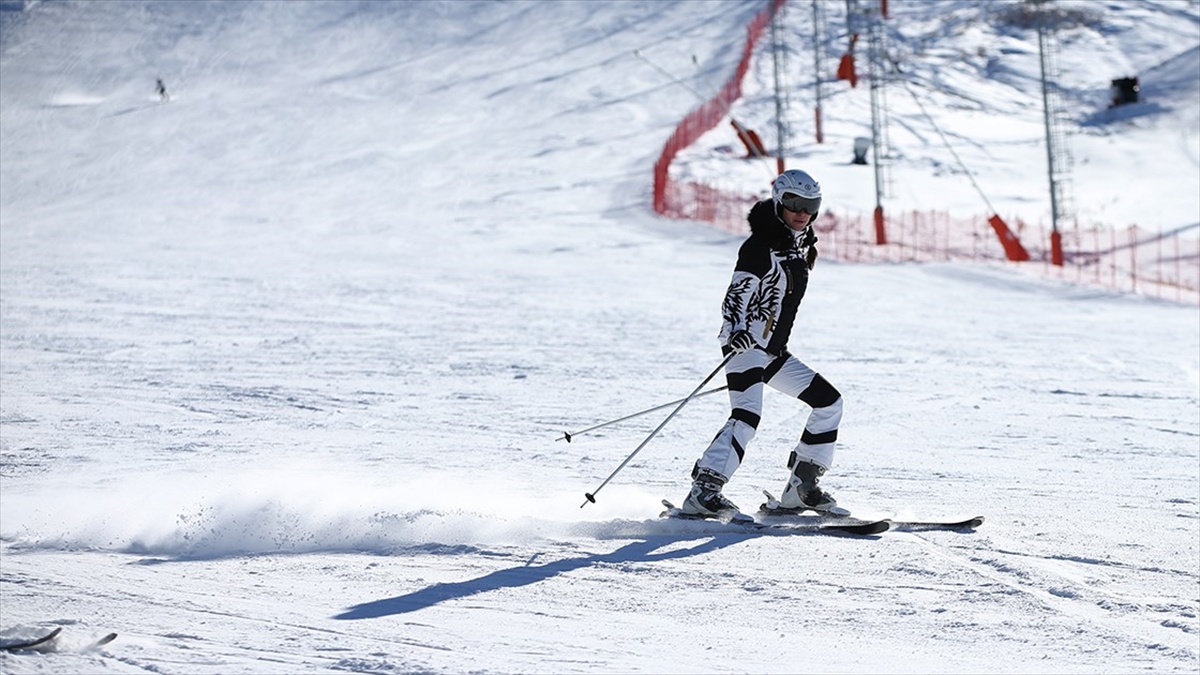 Kayak merkezleri arasında en fazla kar kalınlığı 143 santimetreyle Palandöken'de