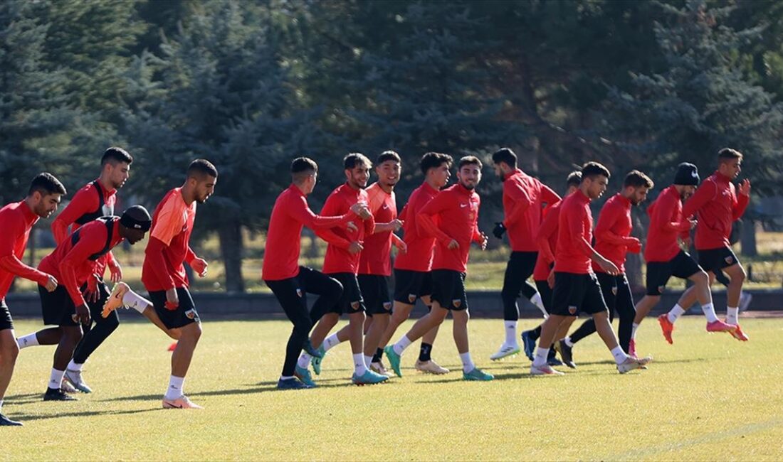 Trendyol Süper Lig ekiplerinden Mondihome Kayserispor'un teknik direktör Recep Uçar,