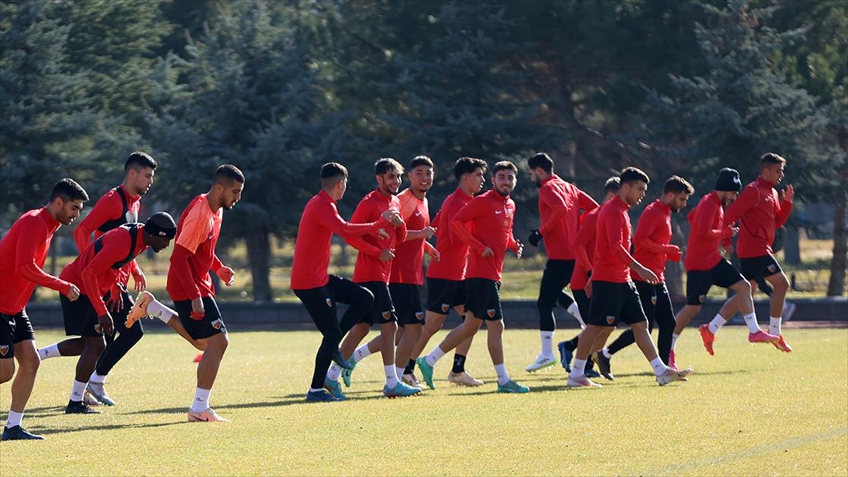 Trendyol Süper Lig ekiplerinden Mondihome Kayserispor'un teknik direktör Recep Uçar,