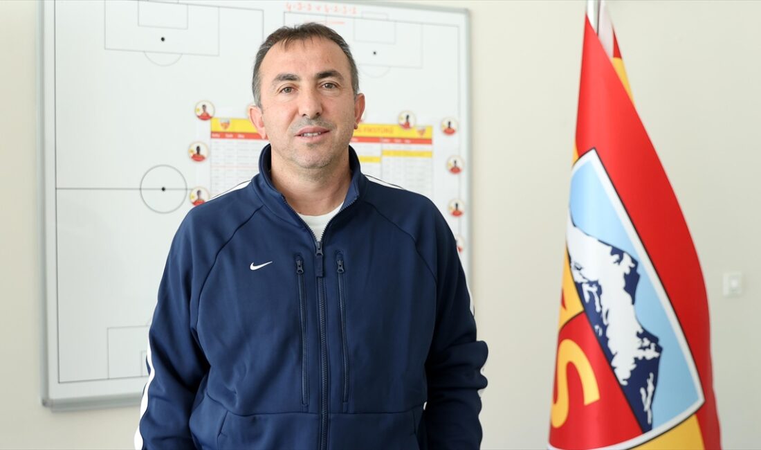 Trendyol Süper Lig ekiplerinden Mondihome Kayserispor'un teknik direktör Recep Uçar,