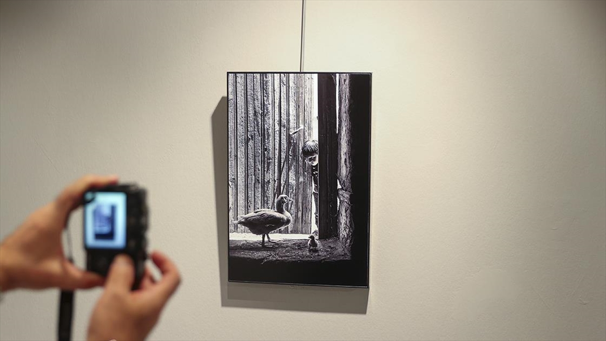 Fotoğraf sanatçısı Kadir Ekinci'nin doğum yeri olan Kars'ta çektiği siyah