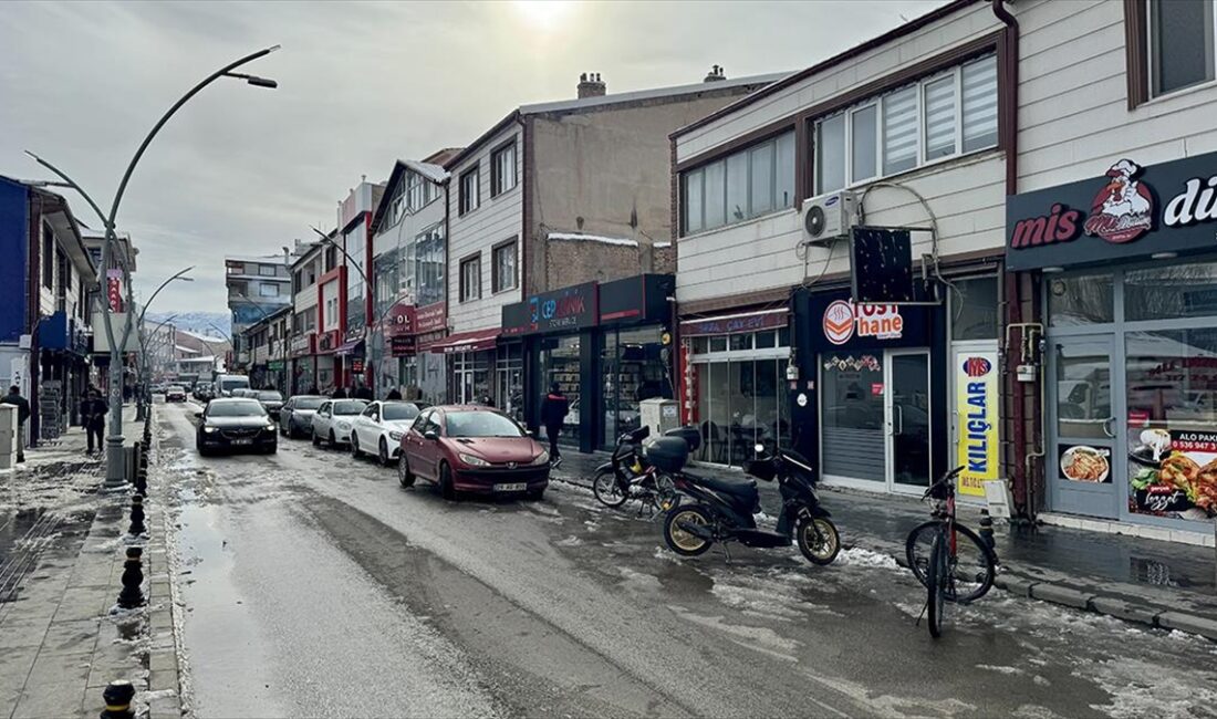 Kelkit'te yaklaşık 22 saat arayla meydana gelen depremler ilçe halkını korkuttu Gümüşhane'nin Kelkit ilçesinde, yaklaşık 22 saat arayla meydana gelen 4,3