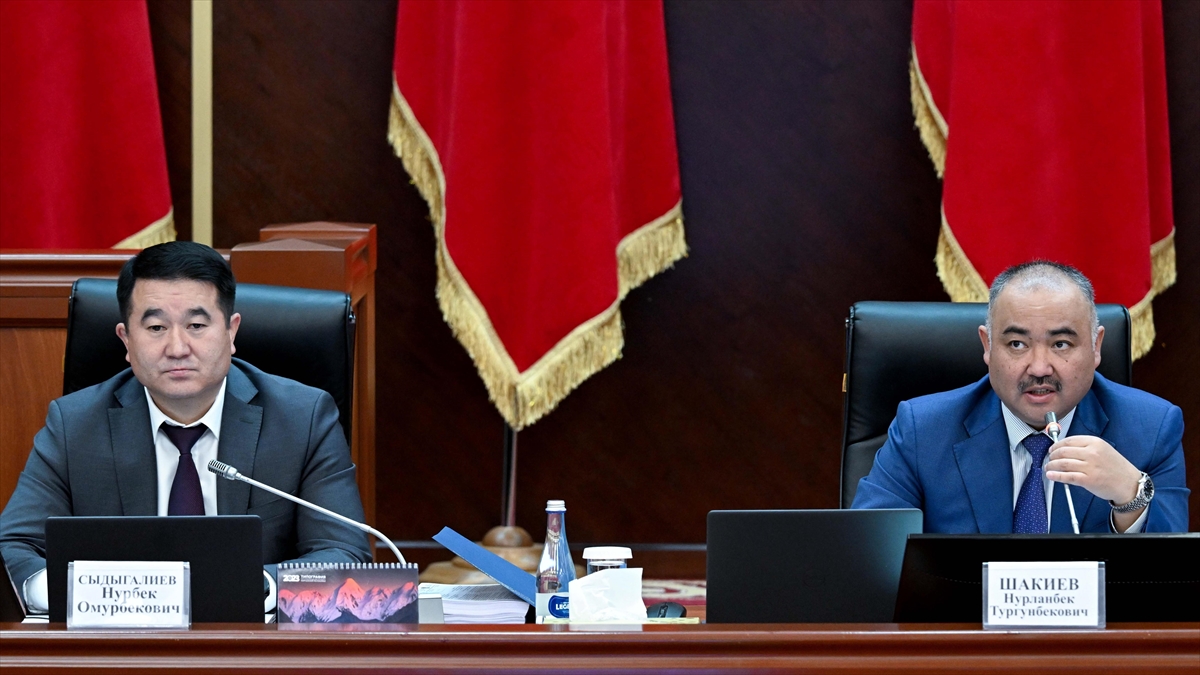 Kırgızistan Meclisi'nde, ülke bayrağında değişiklik öngören tasarı kabul edilerek yasalaştı.