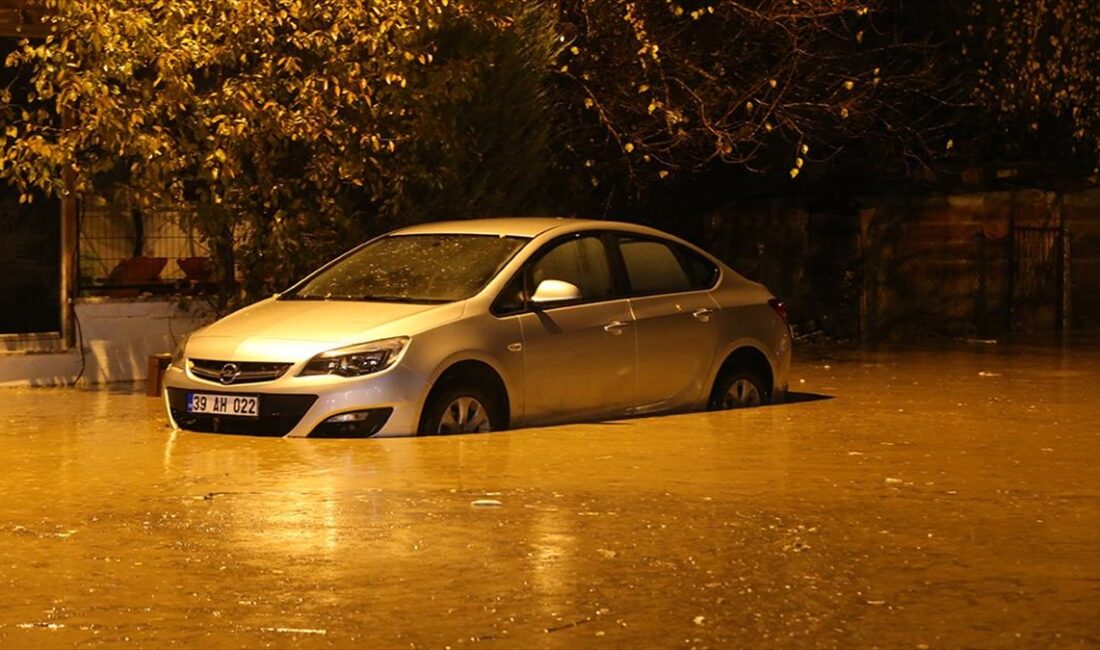 Kırklareli'nde şiddetli sağanak etkisini sürdürüyor.