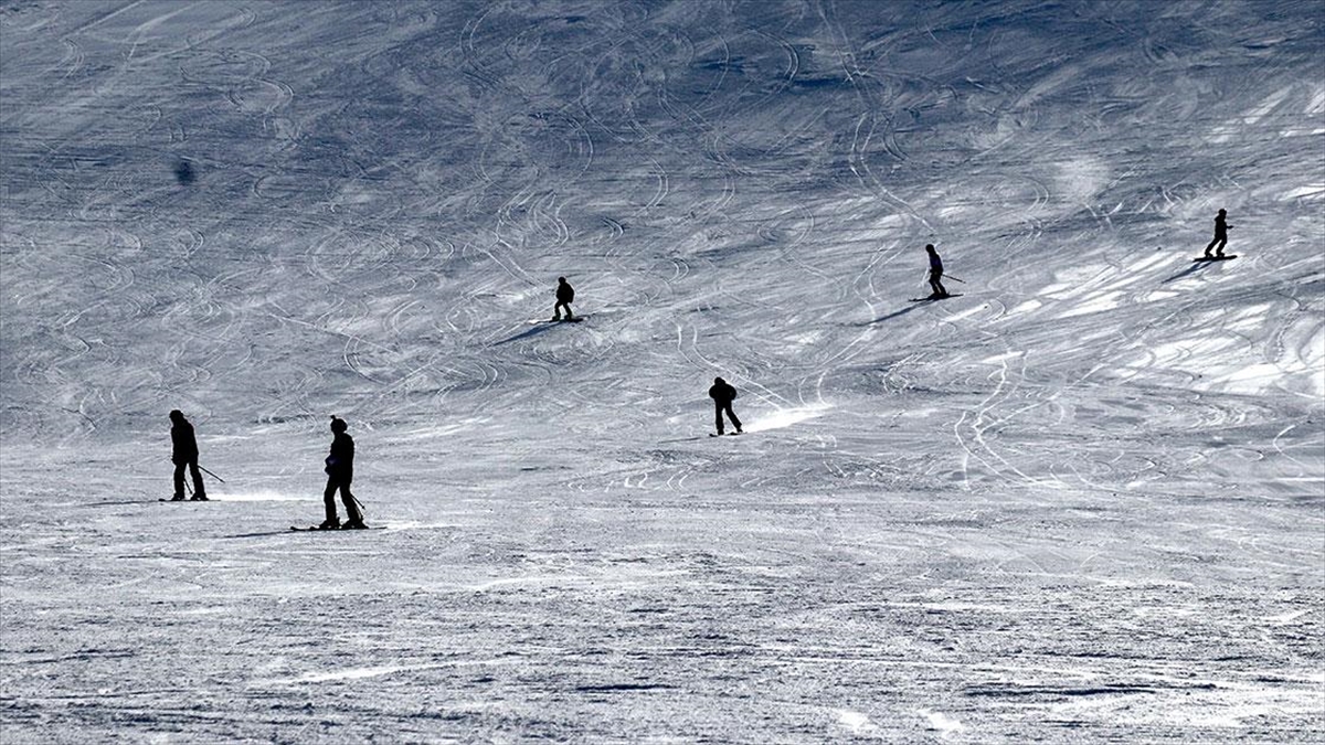 Türkiye'nin önemli kış turizm merkezlerinden Erzurum'daki Palandöken Kayak Merkezi, yılbaşında