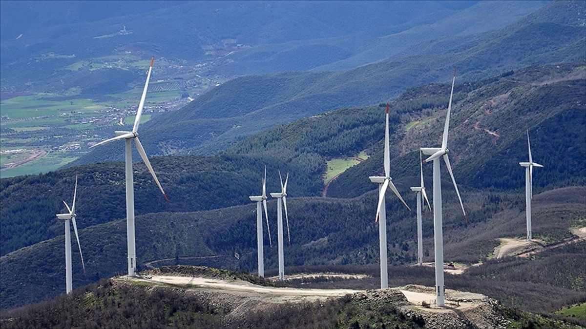Küresel yenilenebilir enerji kapasitesini 2030'a kadar üç katına ve enerji