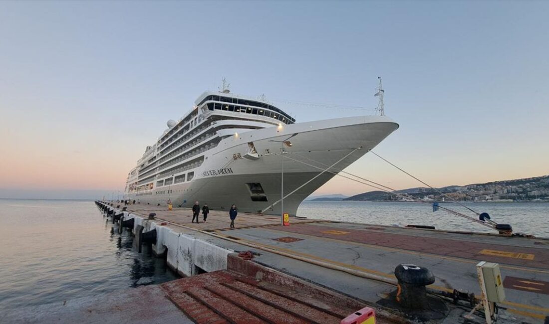 Kruvaziyer turizmin önemli merkezlerinden Aydın'ın Kuşadası ilçesine yılın son kruvaziyeri