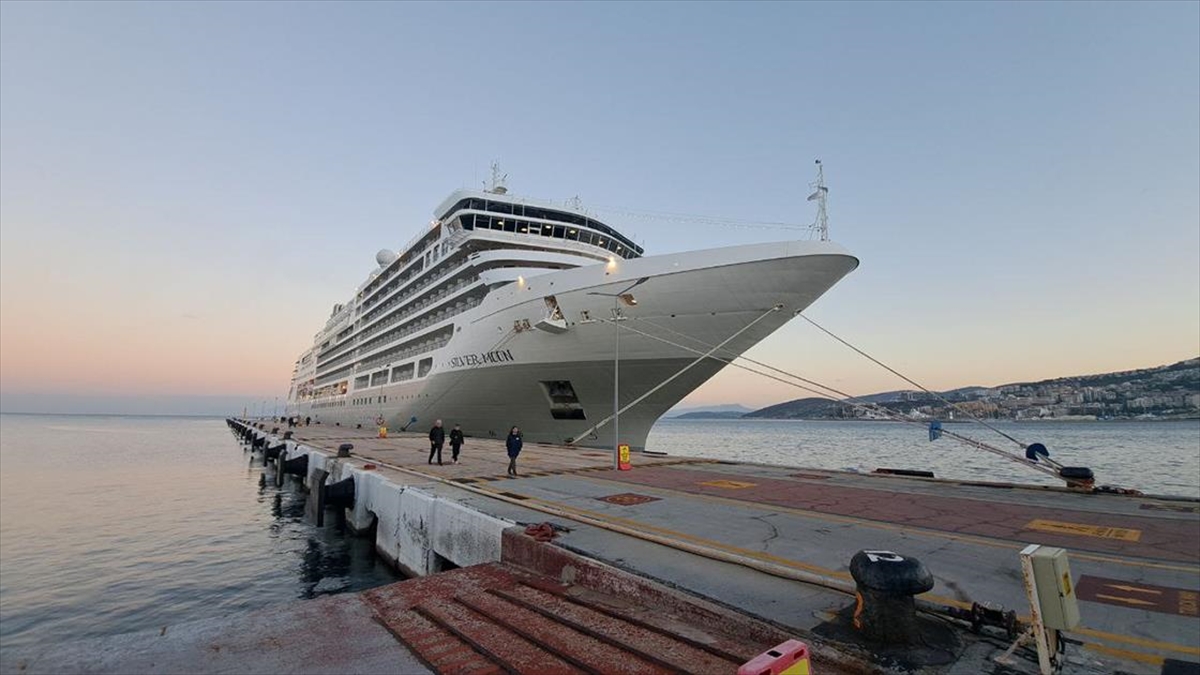 Kruvaziyer turizmin önemli merkezlerinden Aydın'ın Kuşadası ilçesine yılın son kruvaziyeri