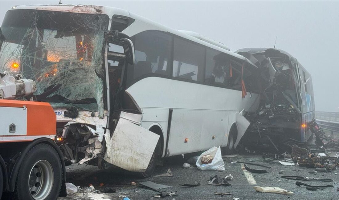 Kuzey Marmara Otoyolu'nda zincirleme kazada 11 kişi öldü, 57 kişi yaralandı Kuzey Marmara Otoyolu'nun Sakarya kesiminde 7 aracın karıştığı kazada 11