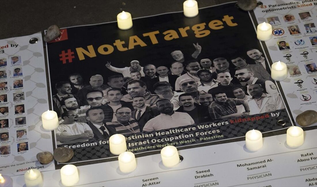 İngiltere'nin başkenti Londra'da Başbakanlık binasının karşısında toplanan gazeteciler ile sağlık
