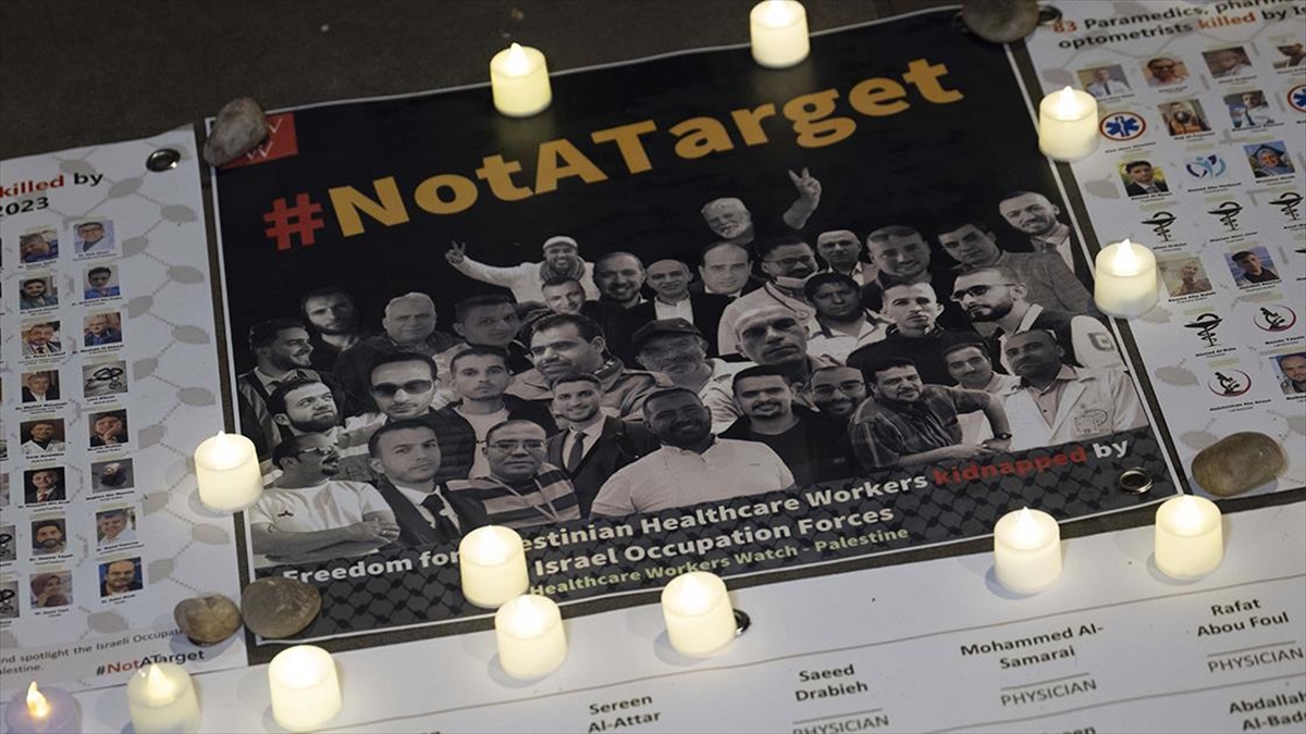 İngiltere'nin başkenti Londra'da Başbakanlık binasının karşısında toplanan gazeteciler ile sağlık