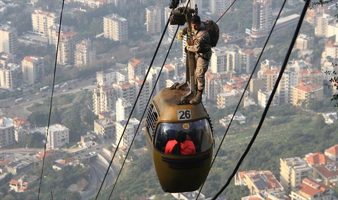 Teleferiktekiler iplere bağlanarak 70 metreyi bulan yükseklikten yere indirildi.