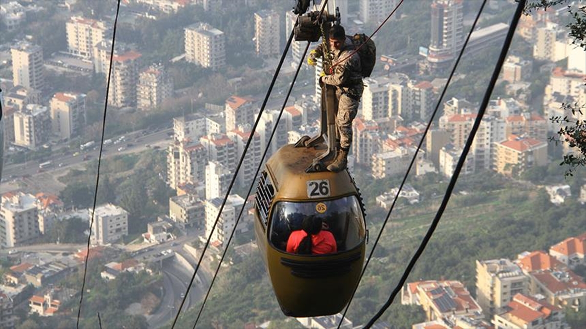 Teleferiktekiler iplere bağlanarak 70 metreyi bulan yükseklikten yere indirildi.