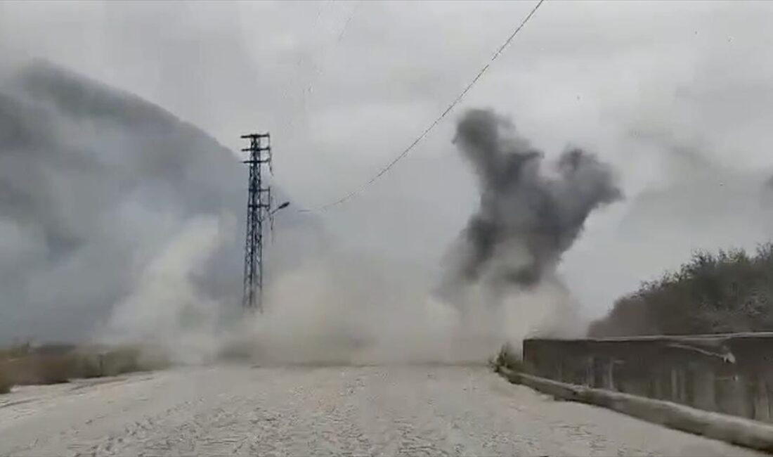 İsrail ordusunun, Lübnan'ın güneyindeki sınır bölgesine düzenlediği saldırıdan araçlarıyla seyir